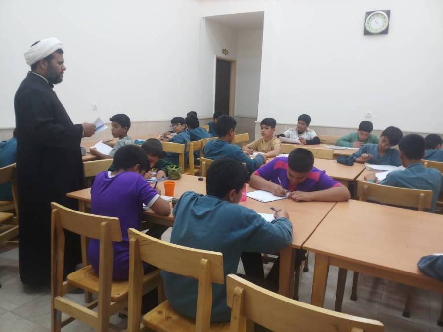 بازدید دانش آموزان و برگزاری امتحان درس فارسی در کتابخانه