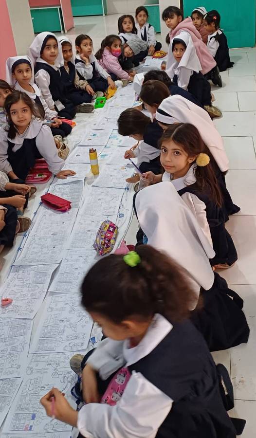 رنگ آمیزی نقاشی متری دهه فجر توسط کودکان