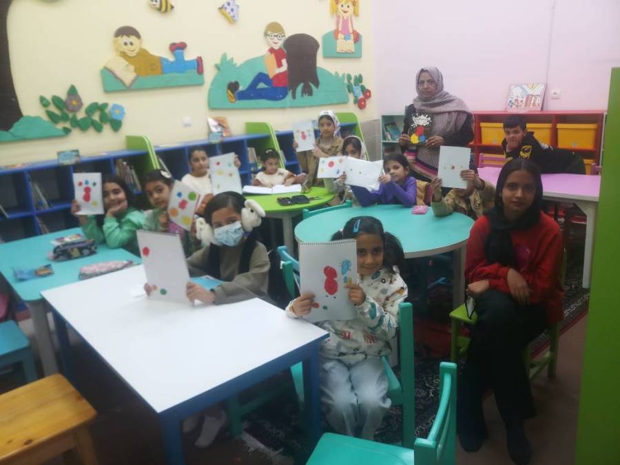 جلسه کتابخوانی همراه با نقاشی از کتاب